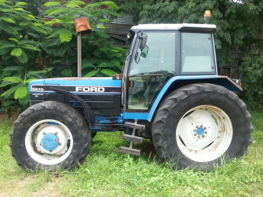 ขายรถไถ Ford 8240