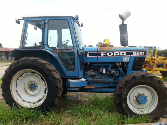 ขายรถไถ Ford 8210
