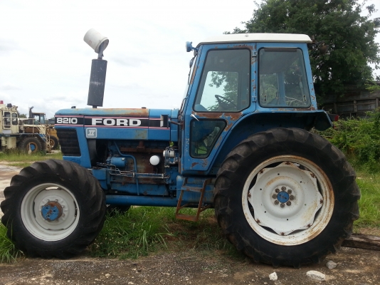 ขายรถไถ Ford 8210