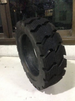 รับหล่อดอกยางตันและยางลมทุกขนาด พร้อมทีมงานบริการจัด-ส่ง ถอด-ใส่ ยาง ฟรี