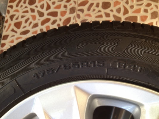 ขายล้อแม็กเดิม Honda jazz ขอบ 15 4รู100 พร้อมยาง 175 65 15