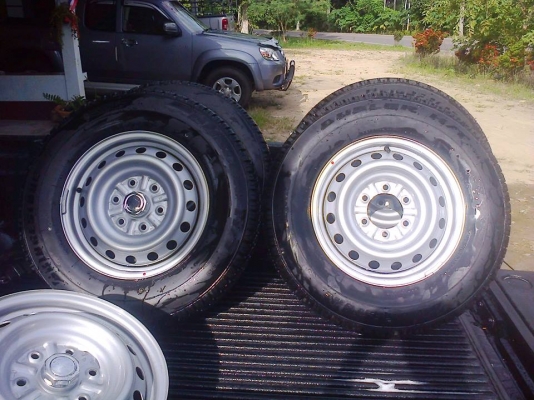 ล้้อกะทะ16คว้านเบ้าพร้อมยาง205R16บิดโตนป้ายแดง