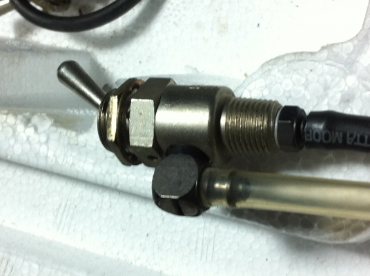 . สวิทช์ที่ใช้เปิด-ปิดลมด้วยการโยก การใช้งานง่ายๆ ใช้แทนการใช้วาวล์ลมต่างๆ