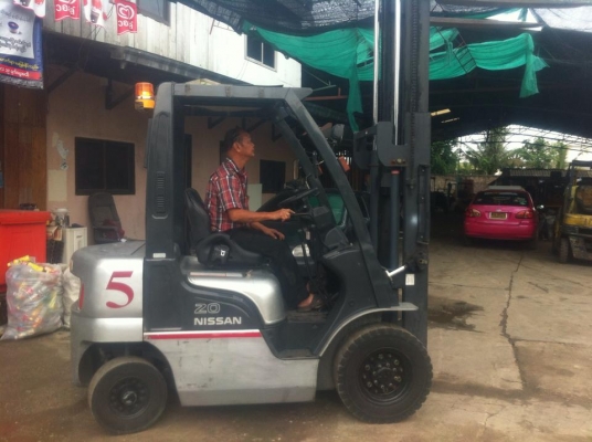 ขายด่วนน!! NISSAN รุ่น L02 FD20 เสา 3 เมตร เกียร์ Manual