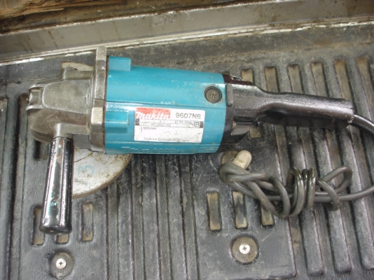 ขายเครื่องเจียรไฟฟ้า 7 นิ้ว 1800 วัตต์ Makita รุ่น 9607NB