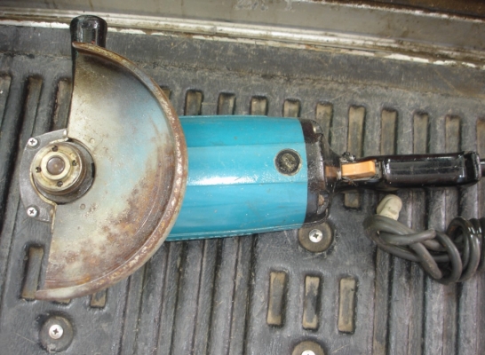 ขายเครื่องเจียรไฟฟ้า 7 นิ้ว 1800 วัตต์ Makita รุ่น 9607NB