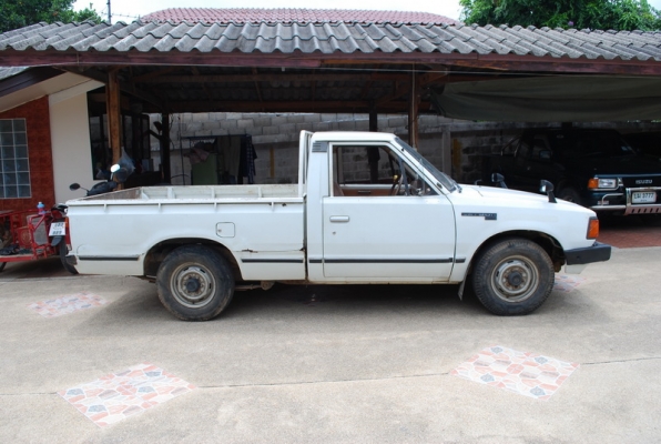 datsun 720 ช่วงสั้น รถมือเดียว สีขาว