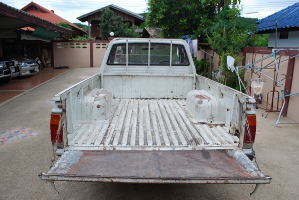 datsun 720 ช่วงสั้น รถมือเดียว สีขาว