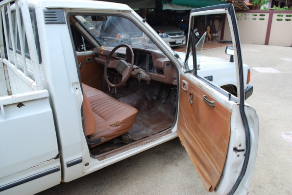 datsun 720 ช่วงสั้น รถมือเดียว สีขาว