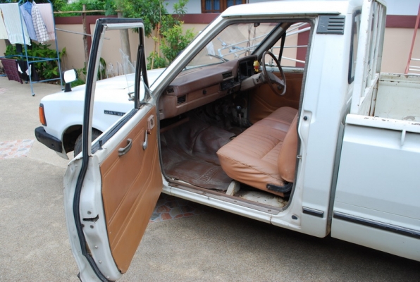 datsun 720 ช่วงสั้น รถมือเดียว สีขาว