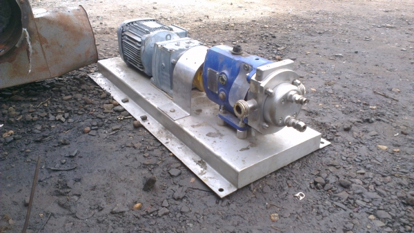 Sell> ขายปั้มน้ำ ใช้มอเตอร์เกียร์ ปั้มของอังกฤษ ฐานเป็นอลูมิเนียม เครื่องยังสวยอยู่เลยครับ