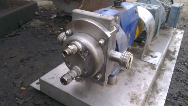 Sell> ขายปั้มน้ำ ใช้มอเตอร์เกียร์ ปั้มของอังกฤษ ฐานเป็นอลูมิเนียม เครื่องยังสวยอยู่เลยครับ