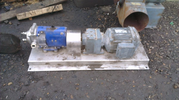 Sell> ขายปั้มน้ำ ใช้มอเตอร์เกียร์ ปั้มของอังกฤษ ฐานเป็นอลูมิเนียม เครื่องยังสวยอยู่เลยครับ
