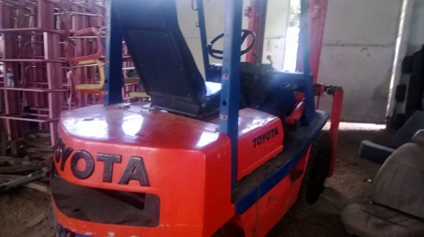 ขายรถโฟล์คลิฟ Toyota 2.5 สภาพพร้อมไช้ เครือง 2j