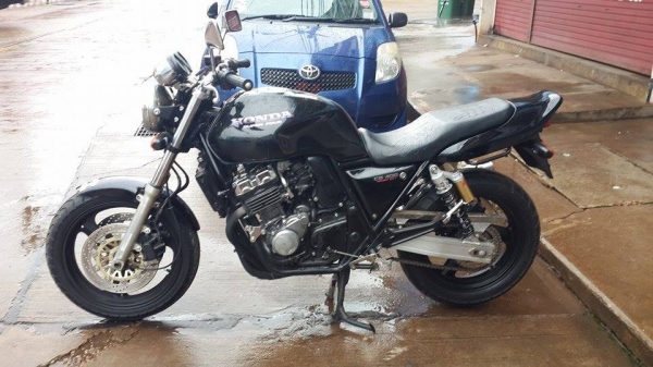HONDA CB400 ปี93 ดำดุ ท่อแต่ง อินวอยส์ สรรพสามิตร สวยๆ คับ ราคา 67500 บาท ส่งได้ทั่วไทยคับ สนใจติดต่อ 081-0578282 ไอดีไลน์ POPBIGBIKESAKON คับ สนใจรถสวย ถูก ดี ต้อง POP BIGBIKE SAKONNAKHON