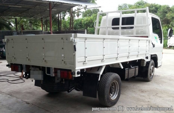 SUZU กระบะไม้ 4 ล้อกลาง สีขาว