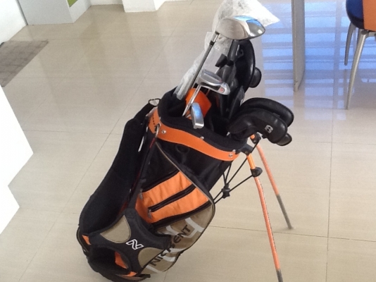 ด่วนคะ ของเจ้านายหนูเอง ขายไม่กอล์ฟ ชุดใหญ่ 2 ชุด อุปกรณ์ ชุดใหญ่ ครบชุด ชุด ไม้กอล์ฟ 1ชุดใหญ่ ราคา 58000 บาท ถุงกอล์ฟ ราคา 4500 บาท หัวไม้ 1 ราคา 8000 บาท พัดเตอร2 ชุด 12000 บาท รองเท้ากอล์ฟ เบอร์ 42 ราคา4200 บาท ทั้งหมด มูลค่ารวม 80000 บาท สภาพ 95 เปอร์