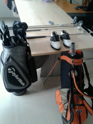 ด่วนคะ ของเจ้านายหนูเอง ขายไม่กอล์ฟ ชุดใหญ่ 2 ชุด อุปกรณ์ ชุดใหญ่ ครบชุด ชุด ไม้กอล์ฟ 1ชุดใหญ่ ราคา 58000 บาท ถุงกอล์ฟ ราคา 4500 บาท หัวไม้ 1 ราคา 8000 บาท พัดเตอร2 ชุด 12000 บาท รองเท้ากอล์ฟ เบอร์ 42 ราคา4200 บาท ทั้งหมด มูลค่ารวม 80000 บาท สภาพ 95 เปอร์