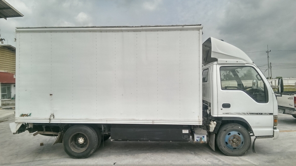 ขายรถ 6 ล้อตู้เล็ก isuzu nkr81 สีขาว สภาพดี