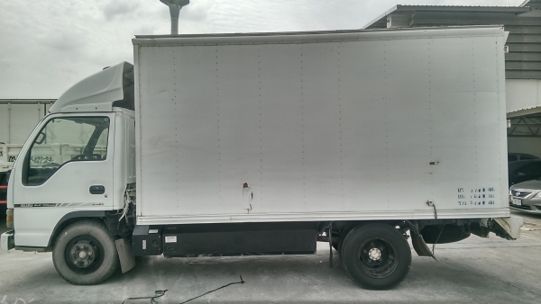 ขายรถ 6 ล้อตู้เล็ก isuzu nkr81 สีขาว สภาพดี