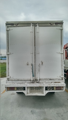 ขายรถ 6 ล้อตู้เล็ก isuzu nkr81 สีขาว สภาพดี