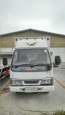 ขายรถ 6 ล้อตู้เล็ก isuzu nkr81 สีขาว สภาพดี