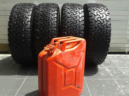 มาแล้วครับ bf a/t 265/75/16 ปี 10 ดอกเหลือๆ 1 ชุด และ ถังสำรอง 20 ลิตร มาแล้วครับ bf a/t 265/75/16 ปี 10 ดอกเหลือๆ 1 ชุด และ ถังสำรอง 20 ลิตร