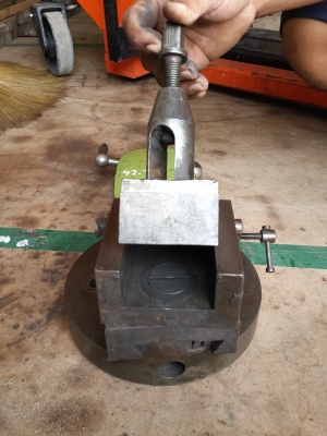 ขายครับขายสไลด์ป้อมมีด(ของเครื่องไส ญี่ปุ่น) เหมาะเอาไปดัดแปลงเผื่อใช้งานได้หลายหลาก เช่น จับบนแท่นกลึงเผื่อกลึงแบบเยื้องศูนย์ ใส่บนแท่นมิลลิ่ง เผื่อแบ่งองศา และเพิ่มแกนสไลด์อีก 1 แกน ยึดกับเท่นเจาะสไลด์ได้ 1 แกน ฯลฯ พลิกแพลงกันไปครับ 6000 บาท 0814583376