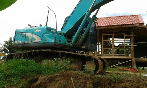รถแบคโฮ KOBELCO  YN - 11  ( รถทำงาน 4,000 ซม. )  สนใจติดต่อ 081 - 6079515