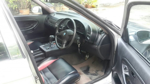ขายด่วน Bmw318i เครื่อง1j VVTi 2500 cc. แก๊สLPG เกียร์ออโต้ พวงมาลัยพาวเวอร์ สวย