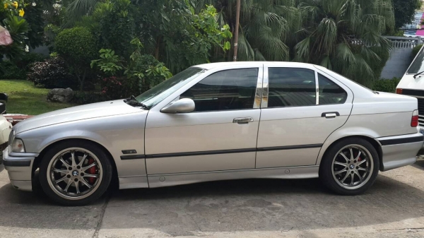 ขายด่วน Bmw318i เครื่อง1j VVTi 2500 cc. แก๊สLPG เกียร์ออโต้ พวงมาลัยพาวเวอร์ สวย