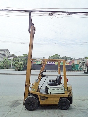 ขายรถยกโตโยต้า 1.5 ตัน  เครื่องดีเซล     เสาสูง 3 เมตร ยางตันใหม่  พวงมาลัยเพาเว่อร์  สีเดิมจากนอก นำเข้าจากญี่ปุ่น ใช้งานได้ทันที ราคา150000