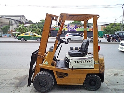 ขายรถยกโตโยต้า 1.5 ตัน  เครื่องดีเซล     เสาสูง 3 เมตร ยางตันใหม่  พวงมาลัยเพาเว่อร์  สีเดิมจากนอก นำเข้าจากญี่ปุ่น ใช้งานได้ทันที ราคา150000