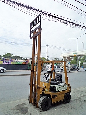 ขายรถยกโตโยต้า 1.5 ตัน  เครื่องดีเซล     เสาสูง 3 เมตร ยางตันใหม่  พวงมาลัยเพาเว่อร์  สีเดิมจากนอก นำเข้าจากญี่ปุ่น ใช้งานได้ทันที ราคา150000