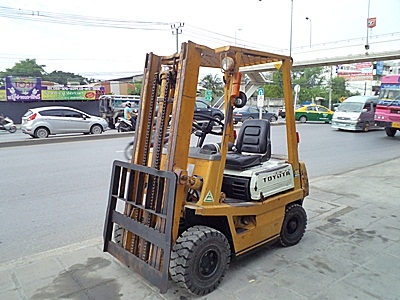 ขายรถยกโตโยต้า 1.5 ตัน  เครื่องดีเซล     เสาสูง 3 เมตร ยางตันใหม่  พวงมาลัยเพาเว่อร์  สีเดิมจากนอก นำเข้าจากญี่ปุ่น ใช้งานได้ทันที ราคา150000