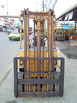 ขายรถยกโตโยต้า 1.5 ตัน  เครื่องดีเซล     เสาสูง 3 เมตร ยางตันใหม่  พวงมาลัยเพาเว่อร์  สีเดิมจากนอก นำเข้าจากญี่ปุ่น ใช้งานได้ทันที ราคา150000