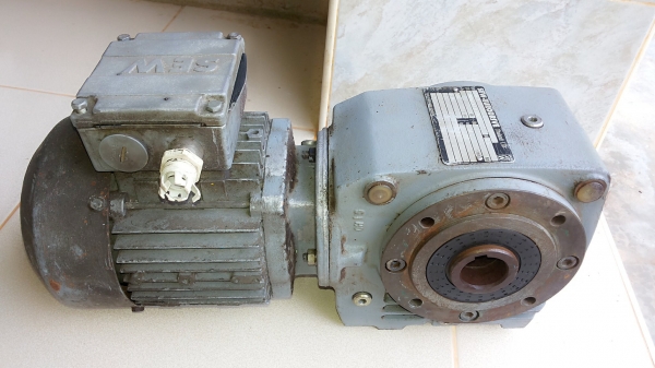 ขายมอเตอร์ไฟฟ้าพร้อมเกียร์ทดรอบ ขายมอเตอร์ไฟฟ้าพร้อมเกียร์ทดรอบ