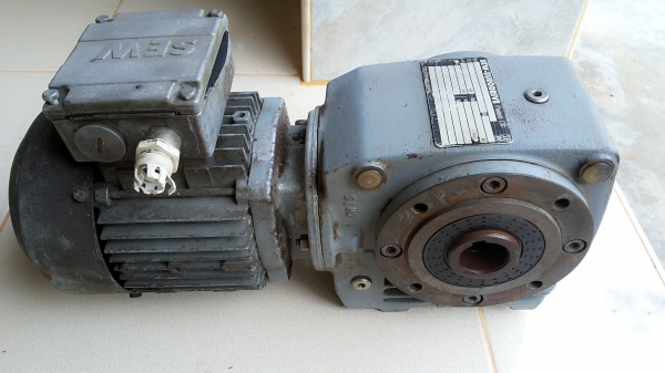 ขายมอเตอร์ไฟฟ้าพร้อมเกียร์ทดรอบ ขายมอเตอร์ไฟฟ้าพร้อมเกียร์ทดรอบ