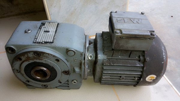 ขายมอเตอร์ไฟฟ้าพร้อมเกียร์ทดรอบ ขายมอเตอร์ไฟฟ้าพร้อมเกียร์ทดรอบ