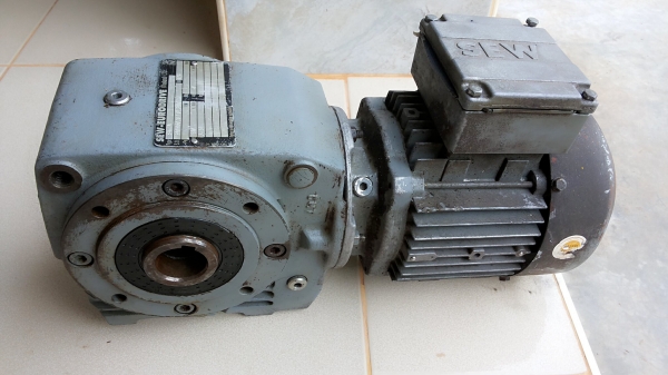 ขายมอเตอร์ไฟฟ้าพร้อมเกียร์ทดรอบ ขายมอเตอร์ไฟฟ้าพร้อมเกียร์ทดรอบ