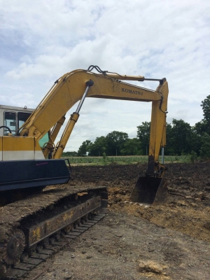 ขาย KOMATSU PC200-3 สภาพสวยพร้อมใช้ ราคาต่อรองได้ ติดต่อได้ที่คุณ อ๊อฟ พิจิตร 086-737-9991