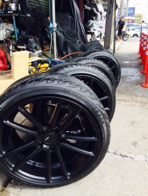 ขาย 225/40/18 5 รู114 ราคา 14900 บาท ยางปี 2013