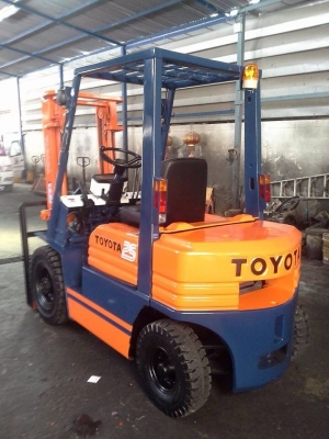 -:-*&bull;*TOYOTA 5FD25*&bull;*-:-รถยกขนาด2.5ตัน เครื่องดีเซล เสาสูง3เมตร งายาว1.22เมตร สนใจติดต่อ098-329-9549/083-062-0223