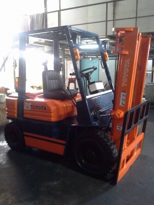 -:-*&bull;*TOYOTA 5FD25*&bull;*-:-รถยกขนาด2.5ตัน เครื่องดีเซล เสาสูง3เมตร งายาว1.22เมตร สนใจติดต่อ098-329-9549/083-062-0223