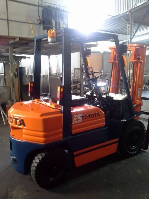 -:-*&bull;*TOYOTA 5FD25*&bull;*-:-รถยกขนาด2.5ตัน เครื่องดีเซล เสาสูง3เมตร งายาว1.22เมตร สนใจติดต่อ098-329-9549/083-062-0223