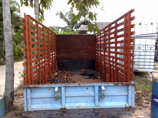 กระบะเหล็กเสริมคอกไม้ใส่ หกล้อกลาง