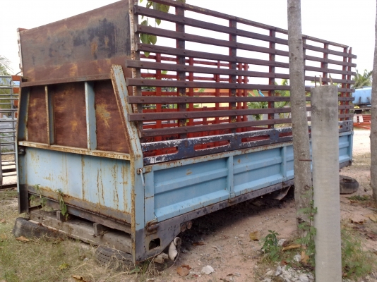 กระบะเหล็กเสริมคอกไม้ใส่ หกล้อกลาง