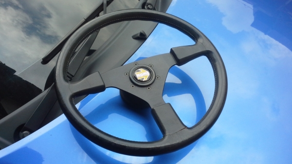 พวงมาลัย MOMO ขนาด 15 นิ้ว Made in Italy