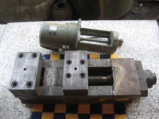 ขายปากกามิลลิ่ง japan สภาพสวย และ ปั้มน้ำมัน สภาพสวย