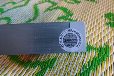 หลอดแบล็คไลท์  8 วัตต์    ยาว 12 นิ้ว  ( ตัวรางเป็นอลูมิเนียม )